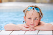 Junge im Schwimmbad