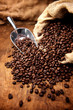 Photo: Kaffeebohnen geröstet im Sack mit Schaufel Kaffeebohnen geröstet im Sack mit Schaufel