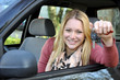Junge Frau hält Autoschlüssel