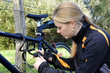 Junge Frau schließt Fahrrad ab
