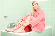 Junge Frau im Badezimmer