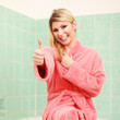 Junge Frau im Bademantel