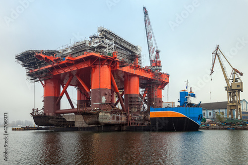 Photo: 12 000 ton Oil Rig was pulled from the water on a special barge 12 000 ton Oil Rig was pulled from the water on a special barge