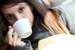 Ragazza con libro e caffè