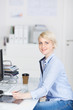 junge frau arbeitet in einer agentur