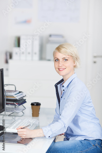 Photo: junge frau arbeitet in einer agentur junge frau arbeitet in einer agentur