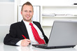 Photo: Ansprechpartner männlich im Büro Ansprechpartner männlich im Büro