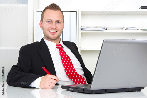 Photo: Ansprechpartner männlich im Büro Ansprechpartner männlich im Büro