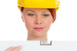 handwerkerin mit wasserwage