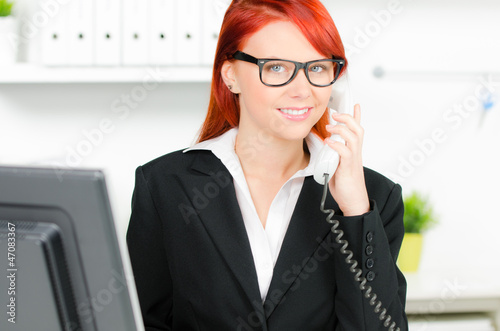 Photo: junge bürokraft telefoniert junge bürokraft telefoniert