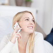 junge frau telefoniert mit smartphone