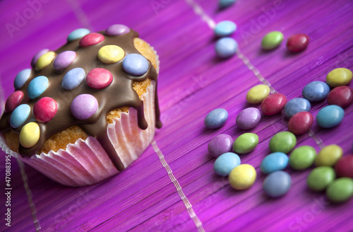 Photo: Muffin mit bunten Schokolinsen dekoriert Muffin mit bunten Schokolinsen dekoriert