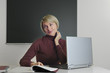 Lehrerin mit Laptop