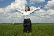 Foto: portrait of happy businesswoman in green field portrait of happy businesswoman in green field