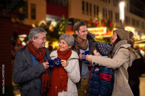 Photo: familie auf dem weihnachtsmarkt familie auf dem weihnachtsmarkt