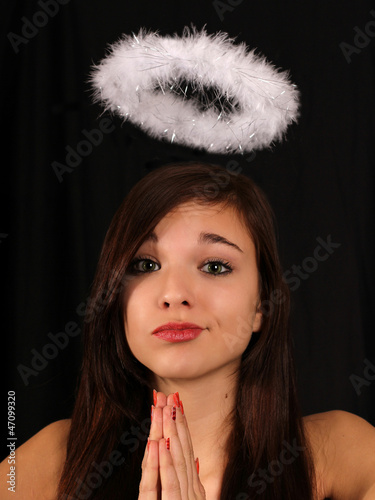 Photo: Hübsches Mädchen mit Heiligenschein Hübsches Mädchen mit Heiligenschein