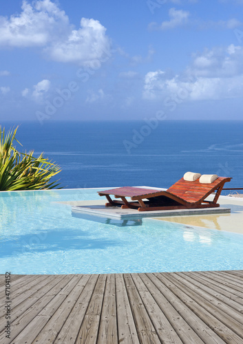 Photo: piscine tropicale à débordement, margelle bois piscine tropicale à débordement, margelle bois