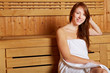 Lächelnde Frau in der Sauna
