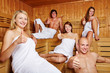 Daumen hoch in gemischter Sauna