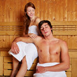 Paar sitzt in der Sauna