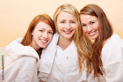 Photo: Drei lachende attraktive Frauen Drei lachende attraktive Frauen