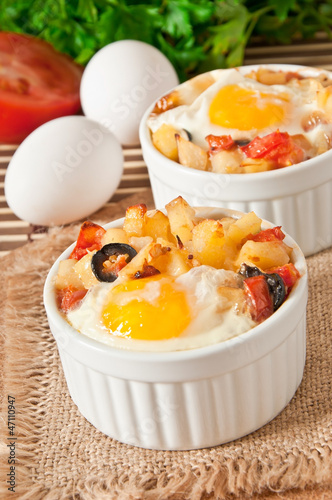 Photo: Eggs baked with potatoes Eggs baked with potatoes