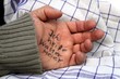 Demenzkranker schreibt seinen Namen in Hand