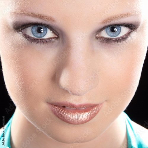 Junge hübsche Frau mit blauen Augen, close Up" Stockfotos und ...  width=