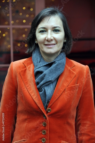 Photo: Businessfrau mit Weihnachtsdekoration Businessfrau mit Weihnachtsdekoration