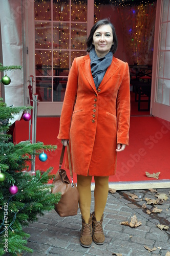 Photo: Businessfrau mit Weihnachtsdekoration Businessfrau mit Weihnachtsdekoration