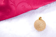 Weihnachtsdekoration mit goldener kugel