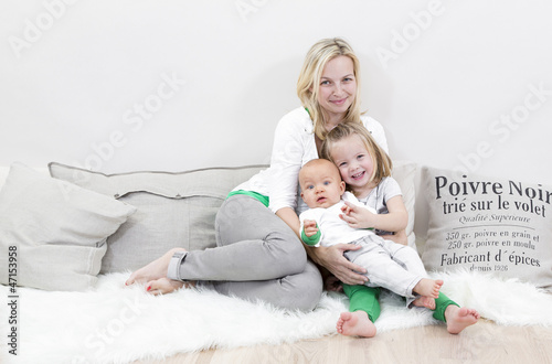 Photo: mutter mit 2 kindern mutter mit 2 kindern