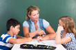 lehrerin motiviert kinder bei den aufgaben
