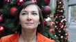 Video: Businessfrau mit Weihnachtsdekoration Businessfrau mit Weihnachtsdekoration