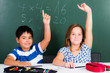 schüler im unterricht zeigen auf