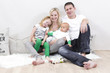 junge familie mit zwei kindern