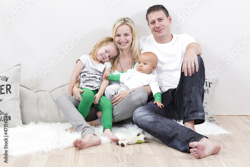 Photo: junge familie mit zwei kindern junge familie mit zwei kindern