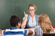 strenge lehrerin im schulunterricht