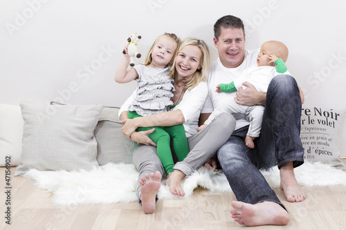 Photo: junge familie mit zwei kindern junge familie mit zwei kindern