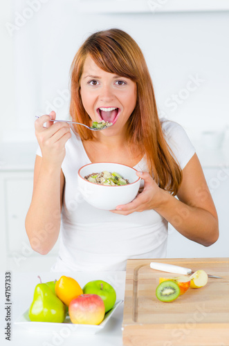 Photo: junge frau frühstückt junge frau frühstückt