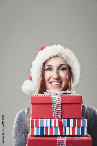 Photo: Hübsche Frau mit Weihnachtsgeschenken Hübsche Frau mit Weihnachtsgeschenken