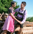 Photo: Fröhliches Bayerisches Paar mit Lederhosen und Dirndl Fröhliches Bayerisches Paar mit Lederhosen und Dirndl