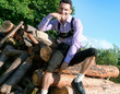 Mann in Lederhosen in der Natur / Bayern