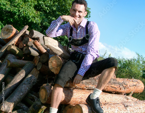 Photo: Mann in Lederhosen in der Natur / Bayern Mann in Lederhosen in der Natur / Bayern