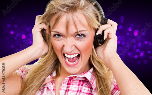Photo: junge frau singt laut junge frau singt laut