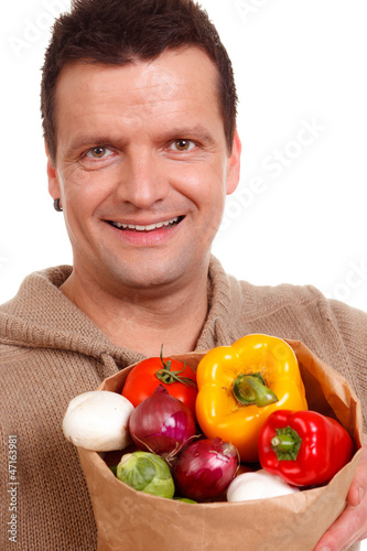 Photo: glücklicher vegetarier mit einer tüte voll gemüse glücklicher vegetarier mit einer tüte voll gemüse