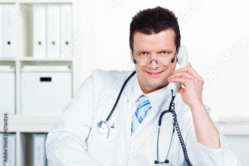 Photo: doktor telefoniert doktor telefoniert