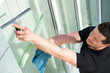 gründliche fensterreinigung mit abzieher