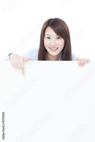 Photo: 看板を指差す女性 看板を指差す女性