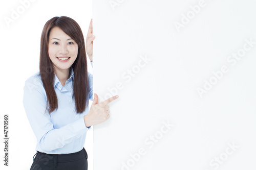 Photo: 看板を指差す女性 看板を指差す女性